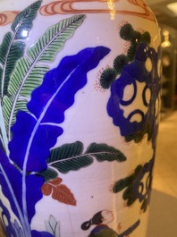 Une paire de vases de forme rouleau en porcelaine de Chine wucai, 19&egrave;me